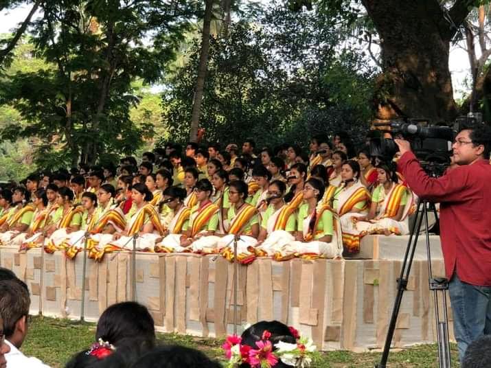 What do Bengalis wear on pohela Baishakh days?